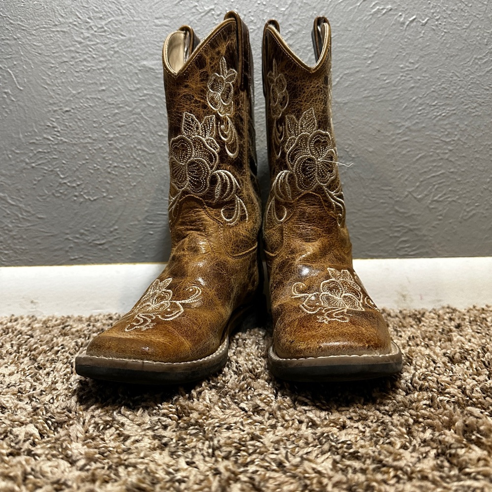 Girl’s Shyanne Floral Embroidered Western Boots size 2